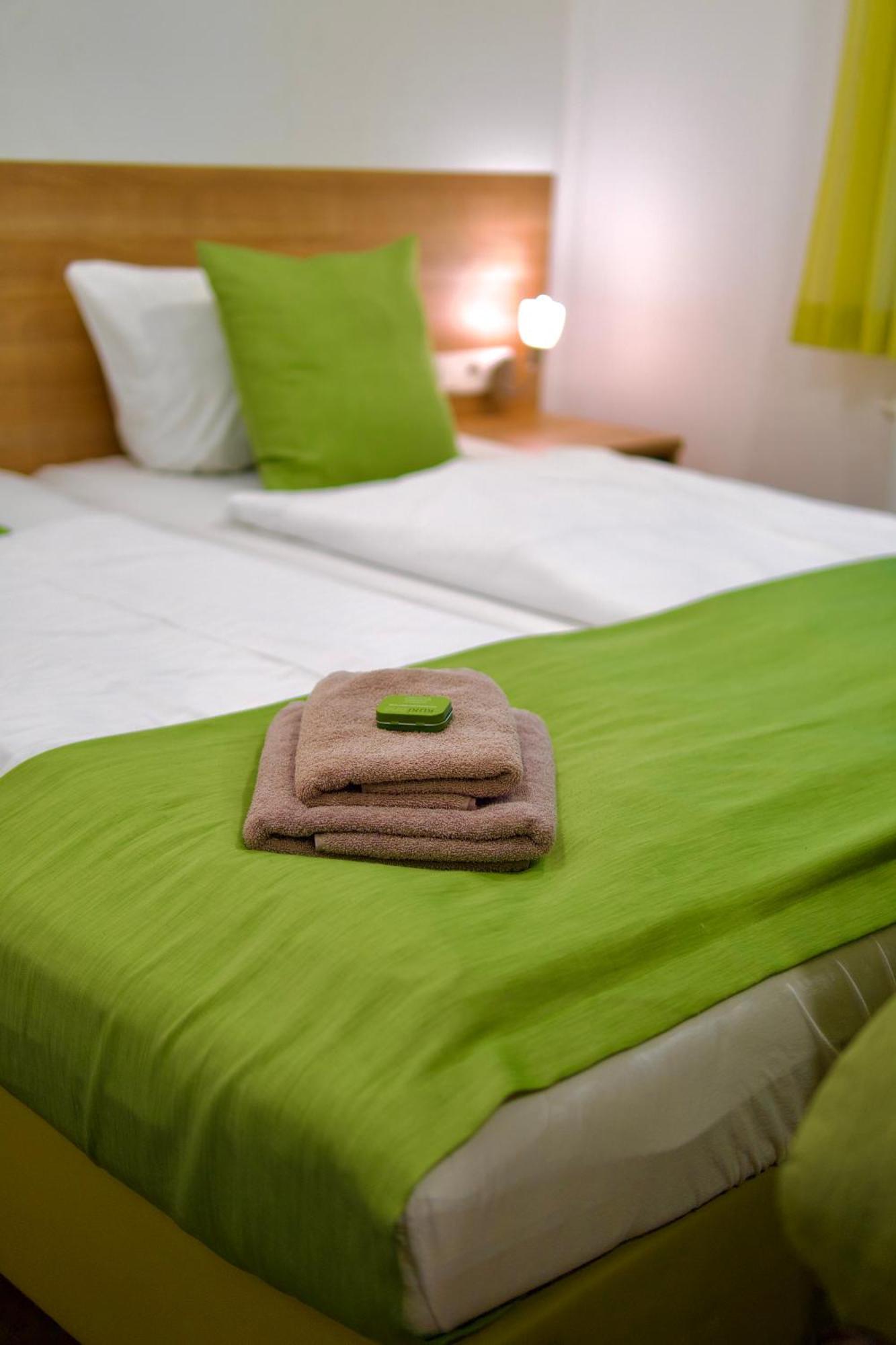 Bed & Breakfast Outlet Hotel Dettingen an der Erms エクステリア 写真