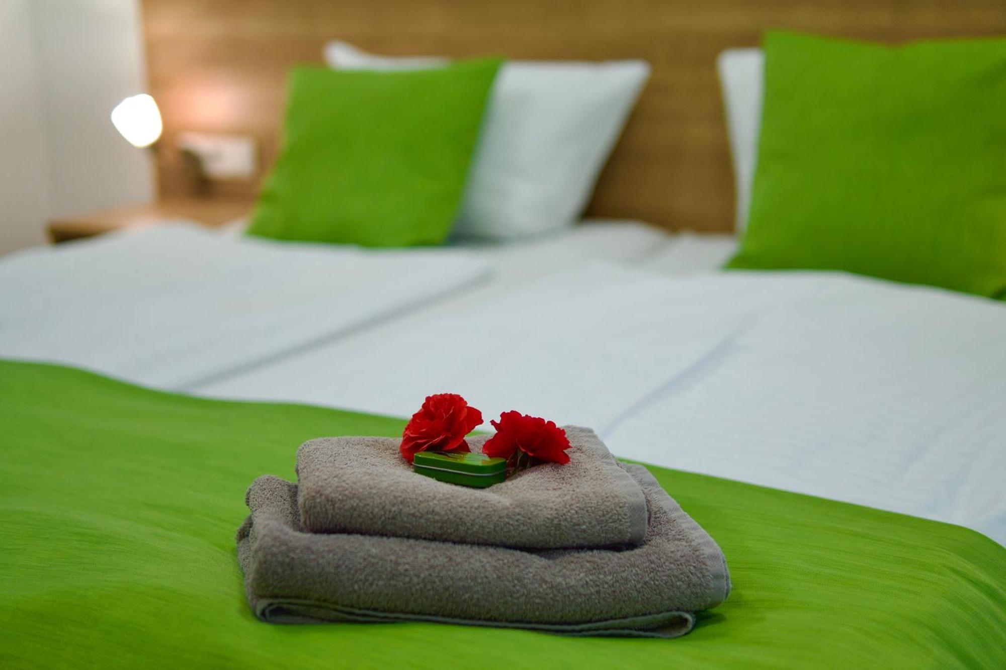 Bed & Breakfast Outlet Hotel Dettingen an der Erms エクステリア 写真