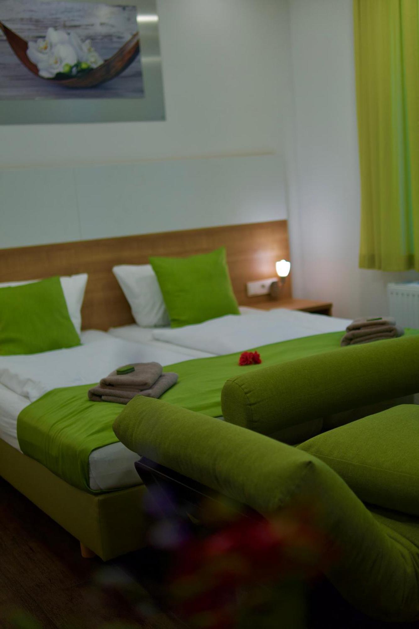 Bed & Breakfast Outlet Hotel Dettingen an der Erms エクステリア 写真