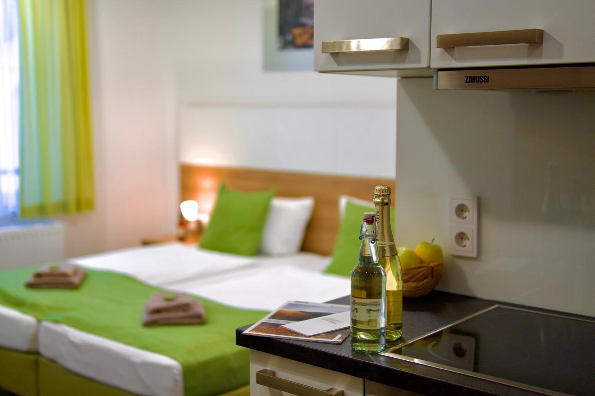 Bed & Breakfast Outlet Hotel Dettingen an der Erms エクステリア 写真
