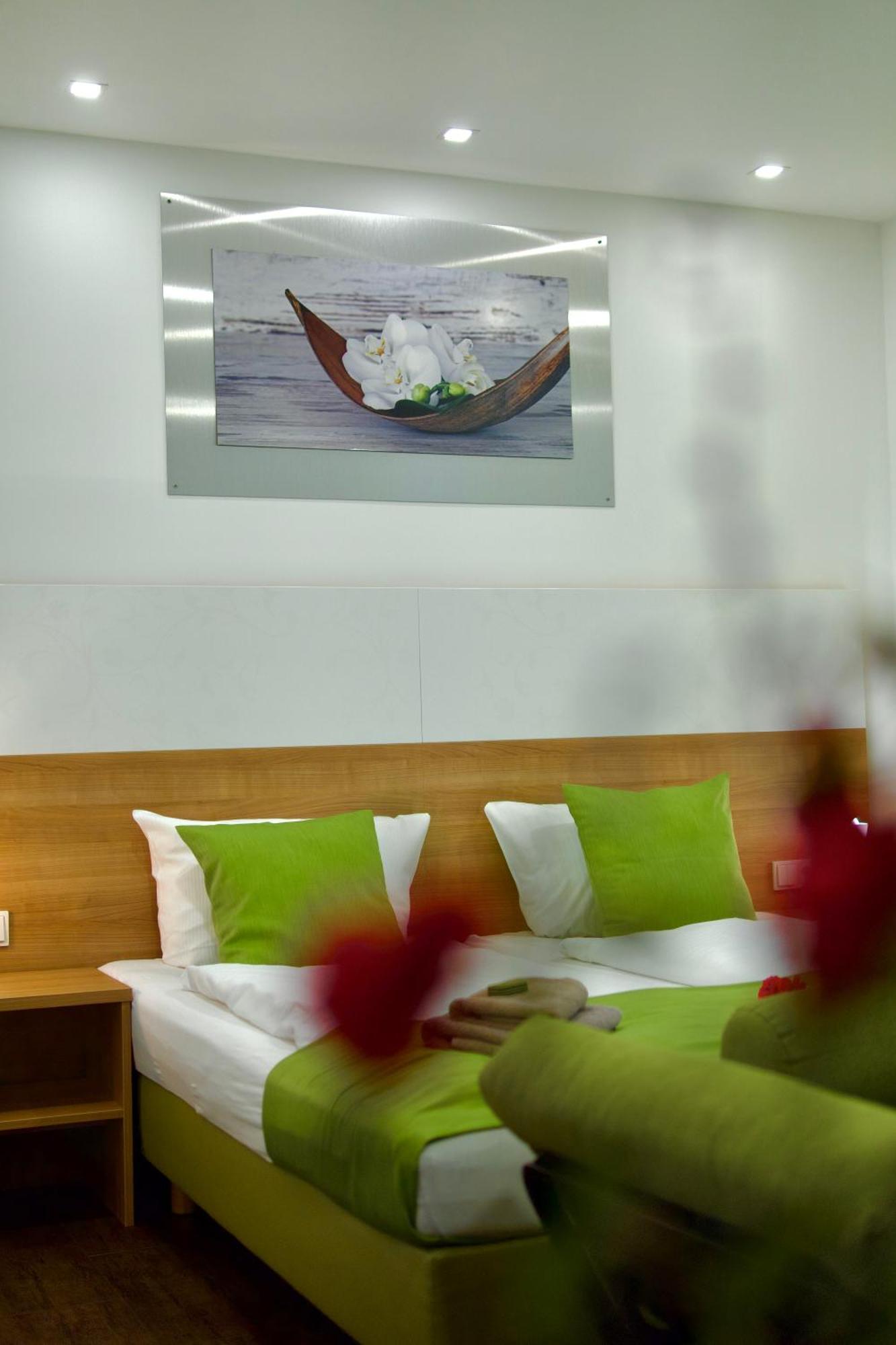 Bed & Breakfast Outlet Hotel Dettingen an der Erms エクステリア 写真