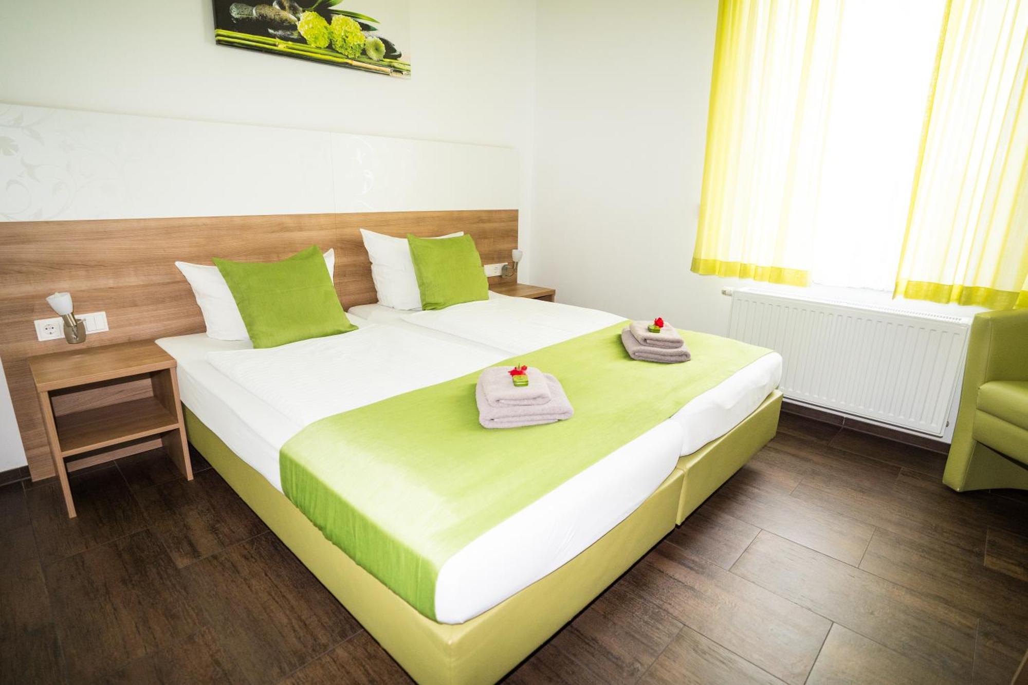 Bed & Breakfast Outlet Hotel Dettingen an der Erms エクステリア 写真