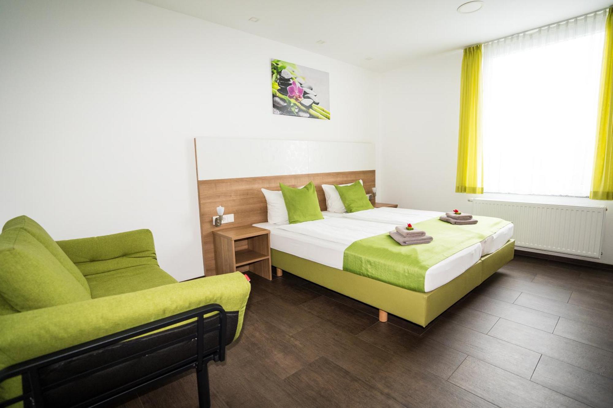 Bed & Breakfast Outlet Hotel Dettingen an der Erms エクステリア 写真
