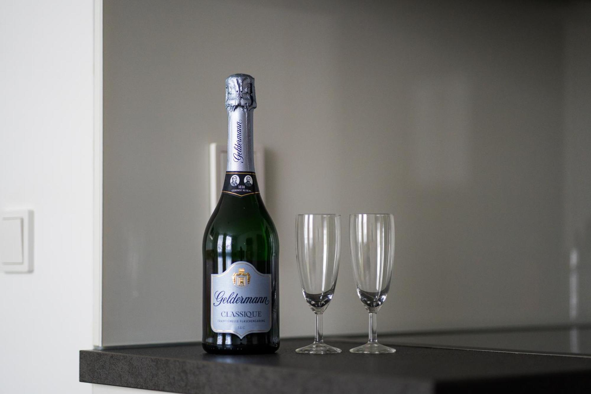 Bed & Breakfast Outlet Hotel Dettingen an der Erms エクステリア 写真