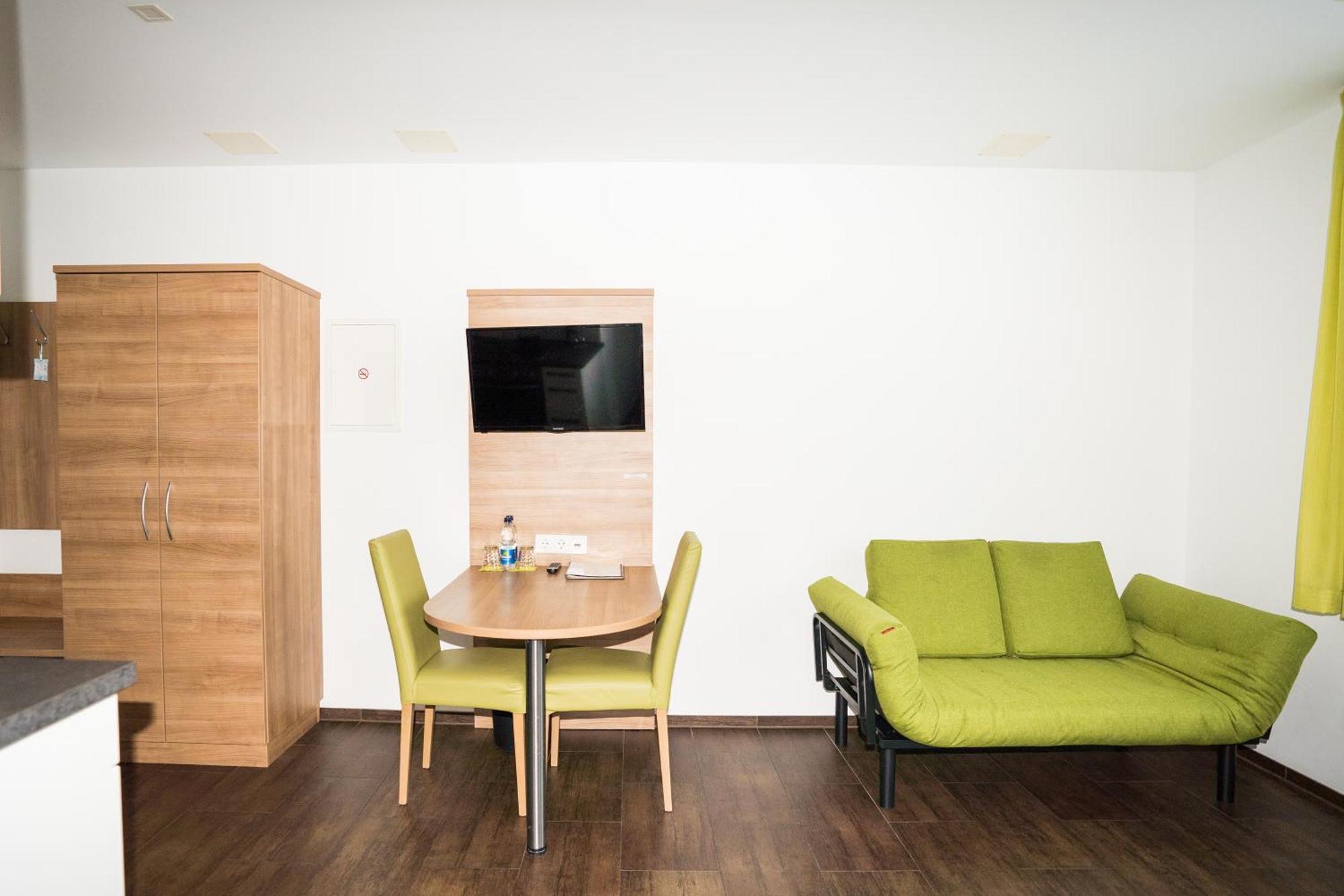 Bed & Breakfast Outlet Hotel Dettingen an der Erms エクステリア 写真