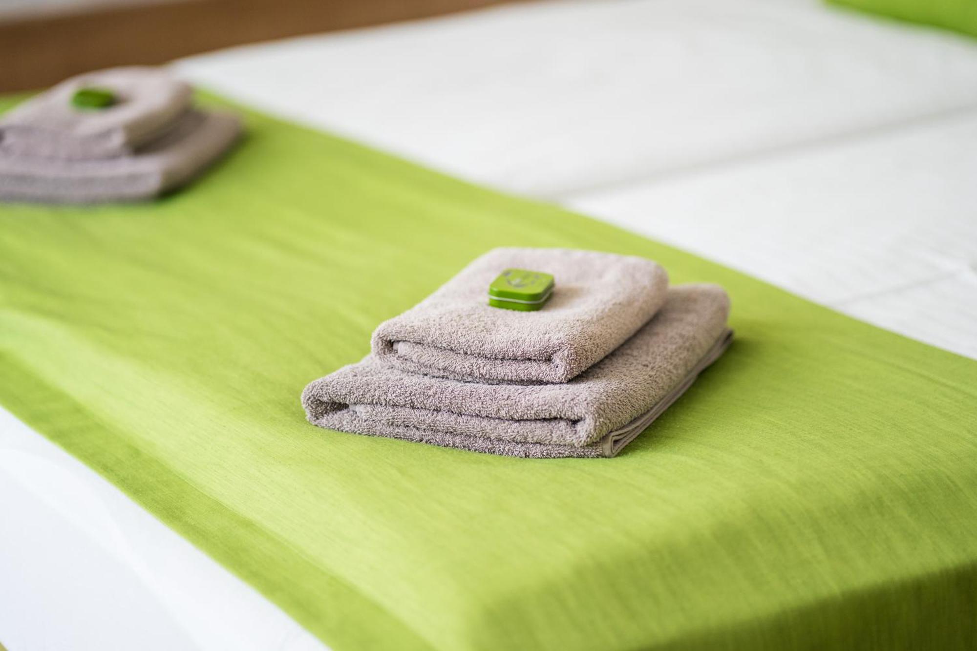 Bed & Breakfast Outlet Hotel Dettingen an der Erms エクステリア 写真