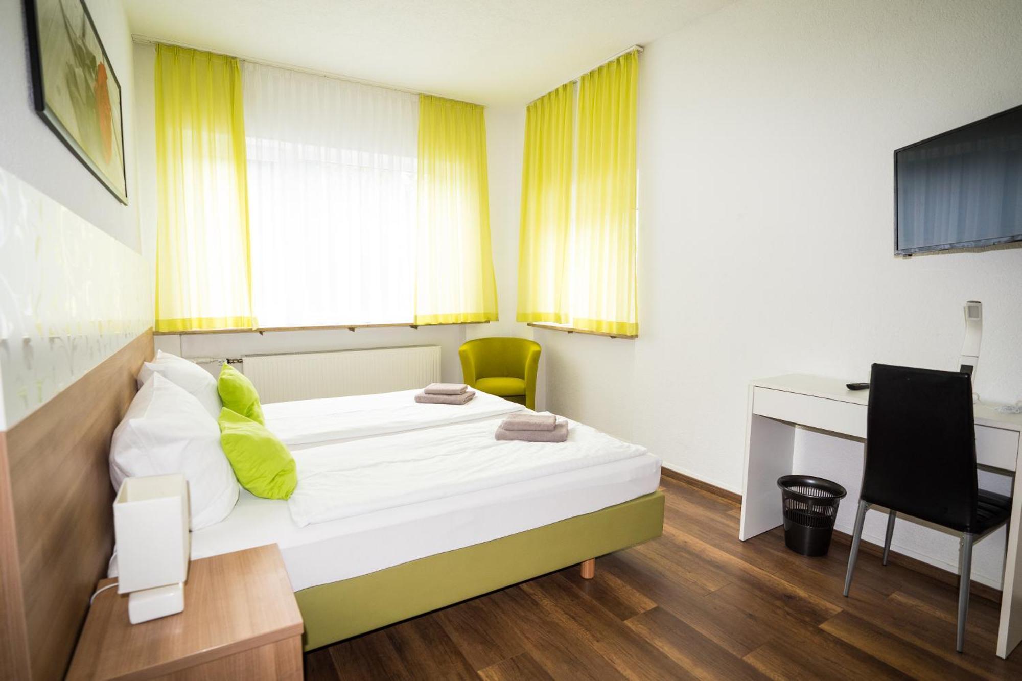 Bed & Breakfast Outlet Hotel Dettingen an der Erms エクステリア 写真