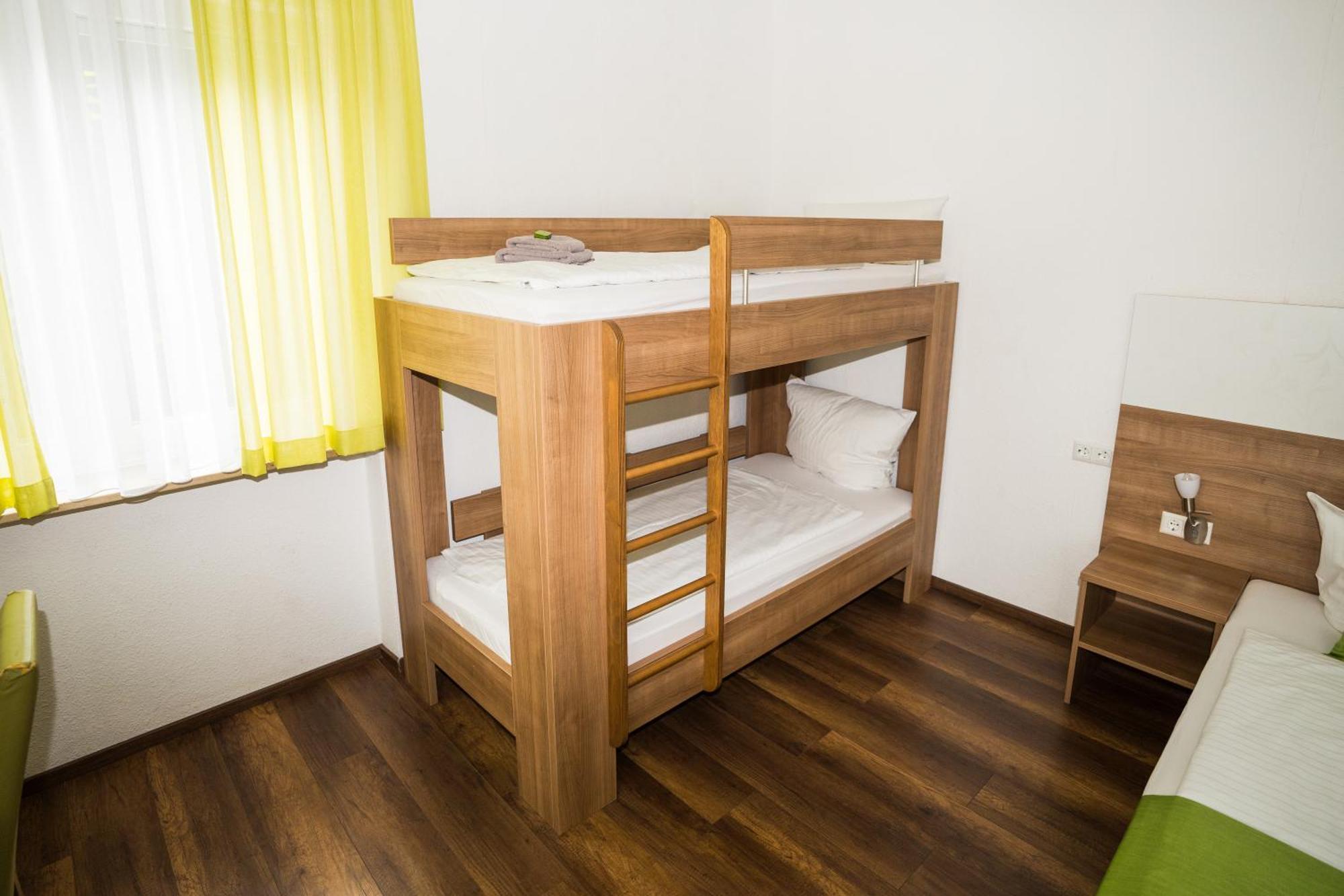 Bed & Breakfast Outlet Hotel Dettingen an der Erms エクステリア 写真