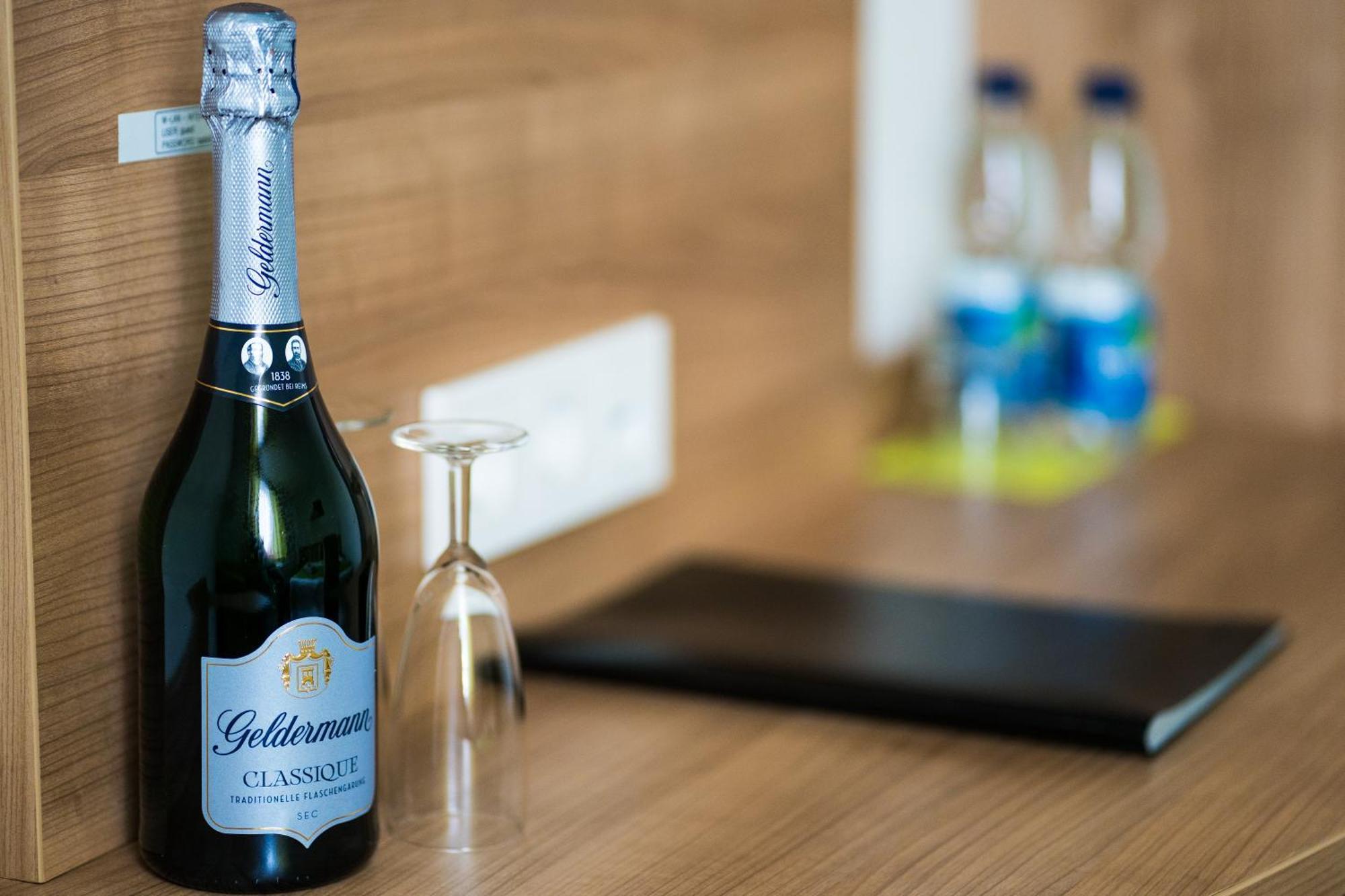 Bed & Breakfast Outlet Hotel Dettingen an der Erms エクステリア 写真
