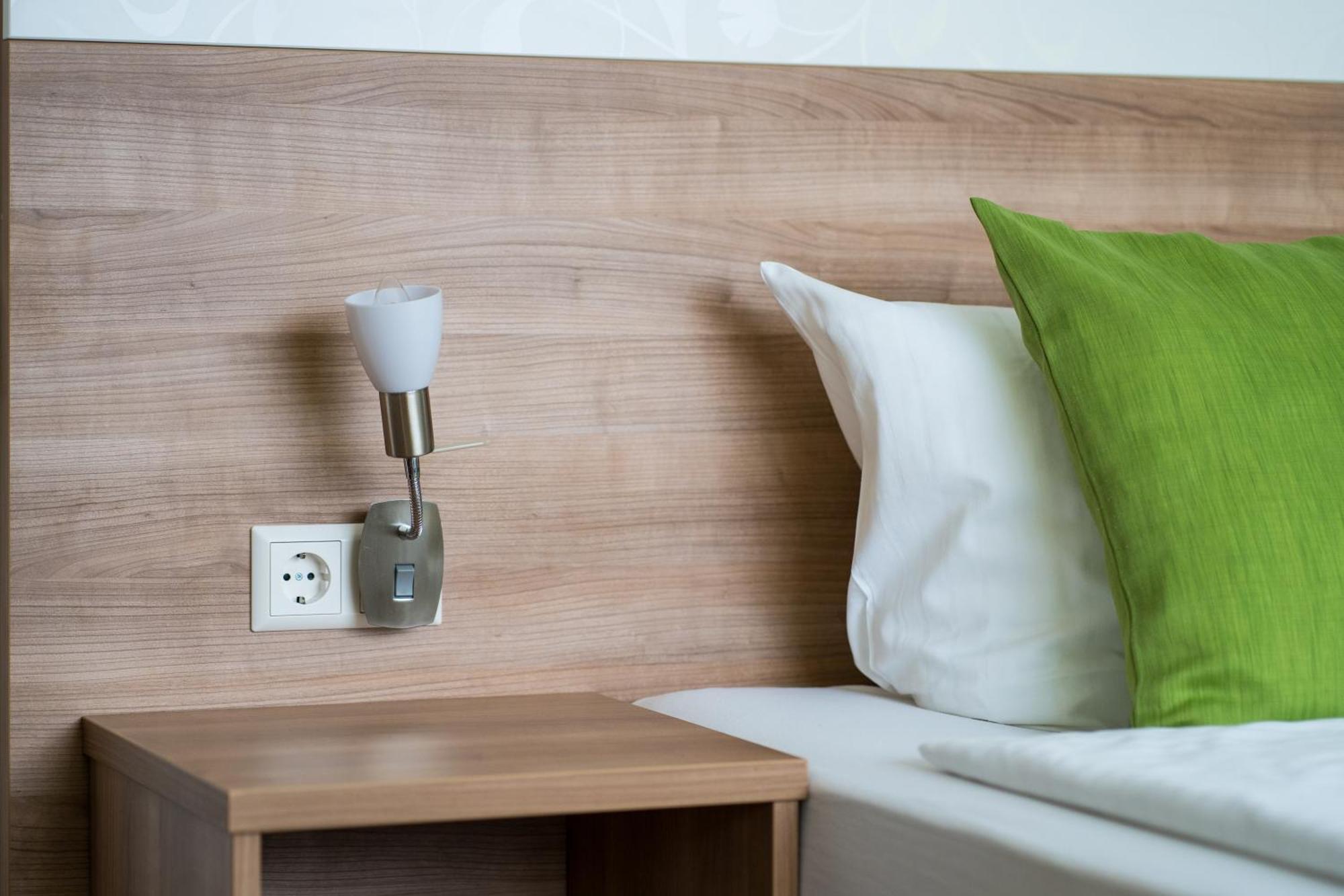 Bed & Breakfast Outlet Hotel Dettingen an der Erms エクステリア 写真