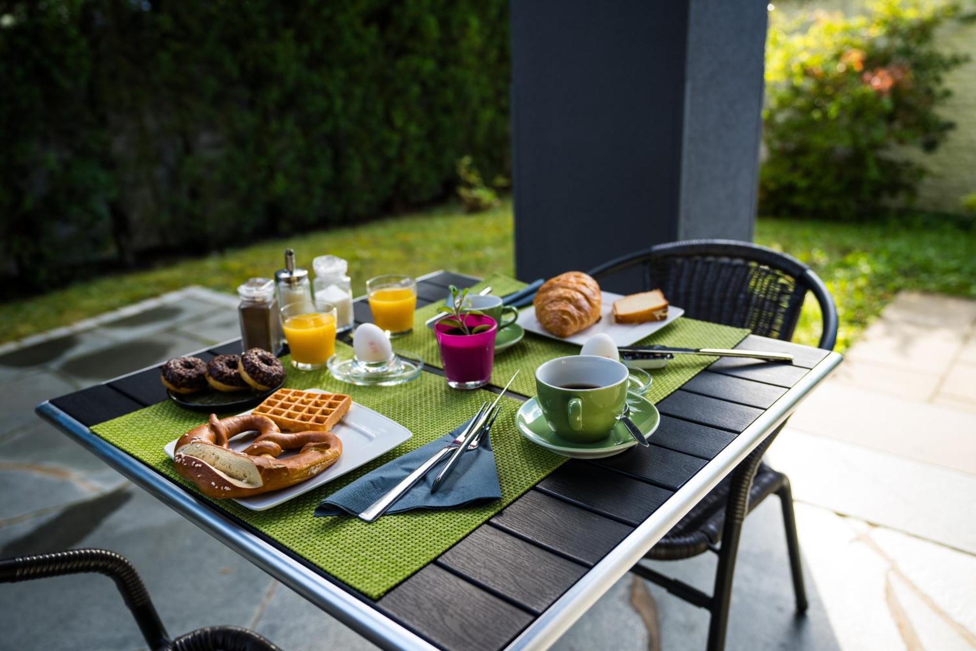 Bed & Breakfast Outlet Hotel Dettingen an der Erms エクステリア 写真