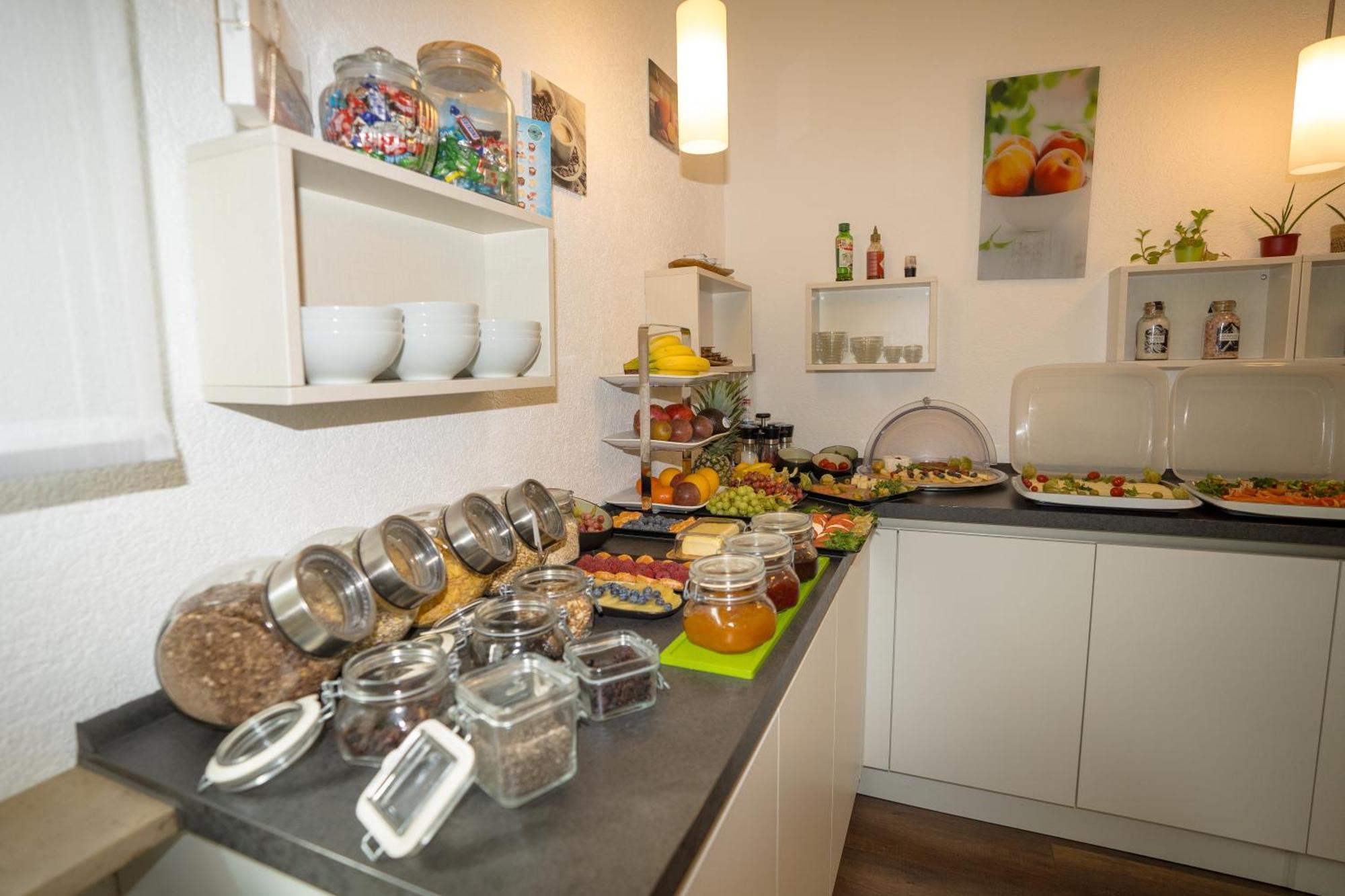 Bed & Breakfast Outlet Hotel Dettingen an der Erms エクステリア 写真