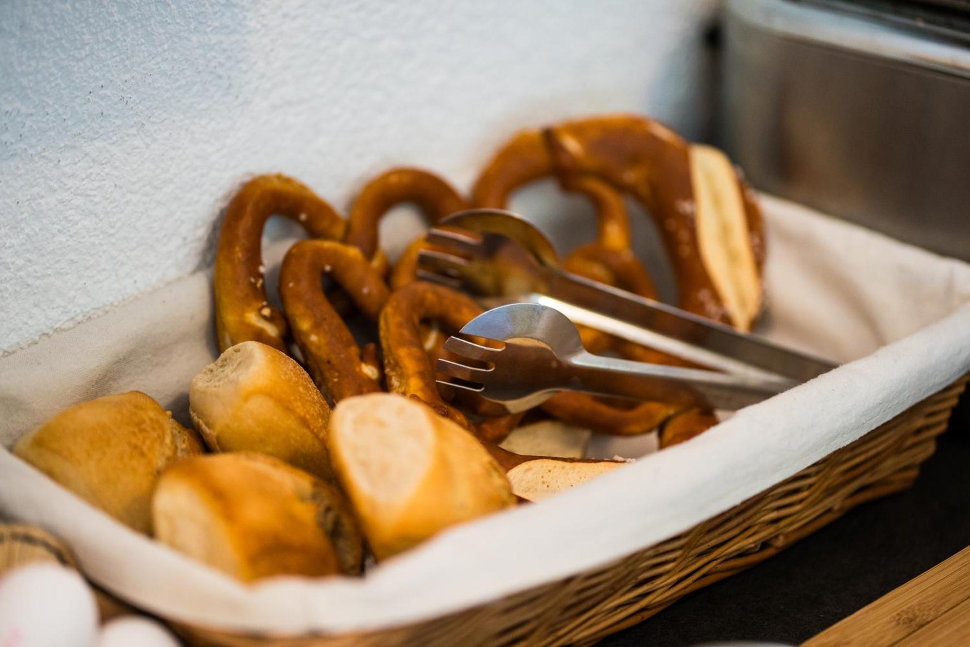 Bed & Breakfast Outlet Hotel Dettingen an der Erms エクステリア 写真