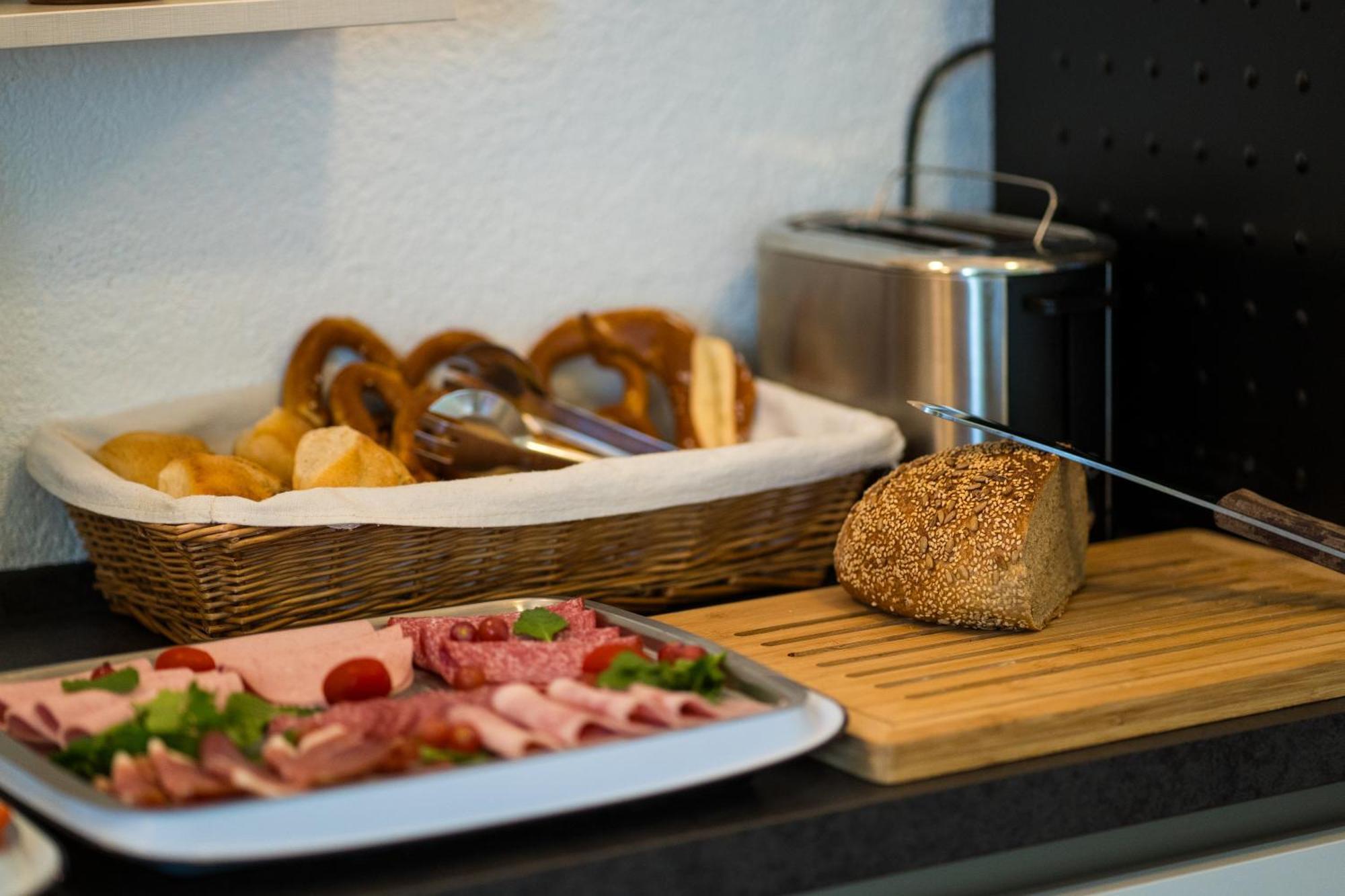 Bed & Breakfast Outlet Hotel Dettingen an der Erms エクステリア 写真